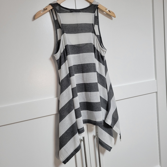 ✨️3 For $30✨️Soho Flowy Tank (M) - Picture 8 of 9